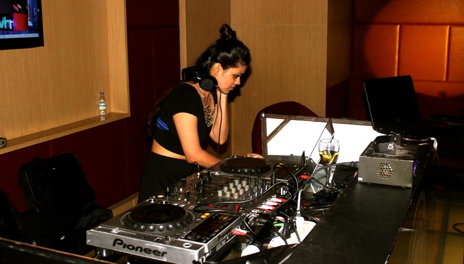 female disco jockey himachal-pradesh